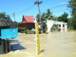 มวลน้ำก้อนใหญ่เอ่อล้นพนังกั้นแม่น้ำตรัง ทะลักเข้าท่วม 2 ตำบล