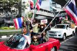 "เมนาท นันทขว้าง" นำเบนซ์สปอร์ตเปิดประทุนร่วมม็อบไฮโซ