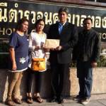 กรมคุ้มครองสิทธิฯ มอบเงินเยียวยาเหยื่อมือระเบิดถนนบรรทัดทอง 1 แสนบาท