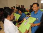 ชาวนครพนมรับมอบผ้าห่มพระราชทาน 500 ผืน