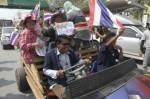 สื่อนอกเผยชาวนาไทยกำลังสิ้นหวัง ถามนายกฯ ปู “ยังกลืนข้าวลงคออยู่หรือ”
