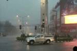 พายุพัดซุ้มประตูเมืองพังทับรถเสียหาย ขณะอุตุฯ เตือนสัปดาห์หน้ายังมีพายุฤดูร้อน