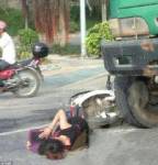 ทึ่ง! สาวจีนบาดเจ็บรถบรรทุกชนระบม นอนท่องศัพท์ระหว่างรอรถพยาบาล