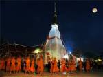 เวียนเทียนรอบพระธาตุเชิงชุม อิ่มบุญวันวิสาขบุชา สกลนคร