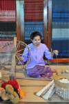แม่อุ้ยประนอม รับรางวัลช่างฝีมือชั้นเยี่ยมด้านหัตถกรรม