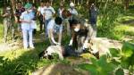 หนุ่มใหญ่เครียดถูกจับยาบ้า อมปากกระบอกปืนยาวใช้เท้าเหนี่ยวไกตายสมใจ