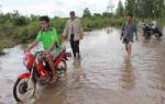 นครพนมฝนยังตกต่อเนื่องน้ำท่วมถนนหลายพื้นที่