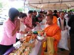 พุทธศาสนิกชนสระแก้วร่วมทำบุญตักบาตร ในงานมหกรรมการสร้างความปรองดอง
