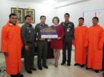 ภูเก็ตแฟนตาซีมอบเสื้อกันฝนให้ตำรวจท่าฉัตรไชย