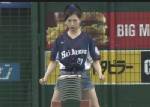 "ดาราสาวยุ่น" โชว์แกร่งใช้หัวพังกระเบื้อง 10 แผ่น