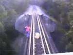 ระทึก!! สองสาวมะกันติดบนสะพานตอนรถไฟแล่นผ่าน รอดถูกชนปาฏิหาริย์ (ชมคลิป)