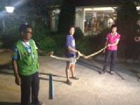 กู้ภัยพัทยารุดจับ “เจ้าเหลือม” ยาว 2 เมตร เลื้อยเข้าโรงแรม