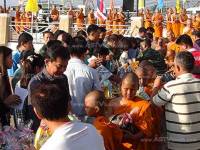ผู้ว่าฯ ปัตตานีนำประชาชนร่วมทำบุญตักบาตร เนื่องในวันแม่แห่งชาติ