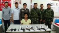 ตร.-ทหารอ่างทองจับผู้ต้องหา 1 ราย พร้อมอาวุธปืนเพียบ