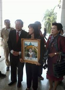 ศาลเลื่อนนัดพร้อมคดีญาติ 6 ศพวัดปทุมฯ ฟ้อง “อภิสิทธิ์-เทพเทือก&amp;#8207;”