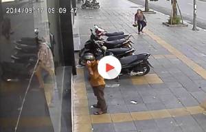 ดูลิปนี้ มอเตอร์ไซค์ล่องหนได้ใน 10 วินาทีที่ฮานอย