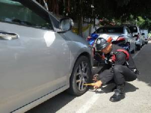 จราจรอุบลฯ เอาจริง จับ-ล็อกล้อจอดรถในที่ห้าม-จอดซ้อนคัน