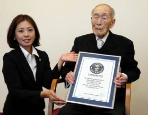 พ่อเฒ่าญี่ปุ่นวัย 111 ปีคว้าสถิติ “ชายอายุมากที่สุดในโลก”