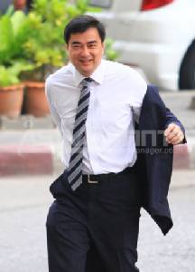 “อภิสิทธิ์” ยอมเอาน้ำเย็นราดตัวเองพรุ่งนี้ ช่วย “แบงก์กรุงศรี” สมทบทุนสภากาชาดไทย