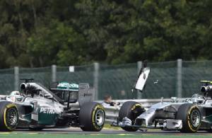 FIA จ่อลงดาบ "รอสเบิร์ก" ชนเพื่อนล้อพัง