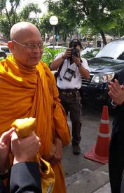 ศาลยกฟ้องคดี “อภิสิทธิ์-สุเทพ” สั่งสลายม็อบ ชี้เป็นอำนาจศาลฎีกาฯ นักการเมือง
