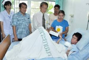 รองผู้ว่าฯ สุพรรณบุรี รุดเยี่ยมหนุ่มถูกไฟคลอกเพราะช่วยเพื่อนบ้าน (ชมคลิป)