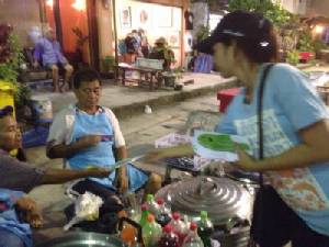 ทหารไม่ให้เดิน ขาหุ้นฯ ได้แต่ยืนแจกพิมพ์เขียวพลังงาน ชาวบ้าน-นทท.เกาะพะงันแห่รับคึกคัก