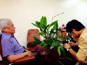 "ศ.ระพี สาคริก" เป็นห่วงกล้วยไม้ไทย !