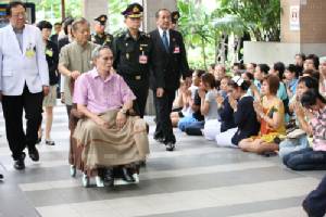 “ในหลวง” เสด็จฯทอดพระเนตรต้นศรีตรัง
