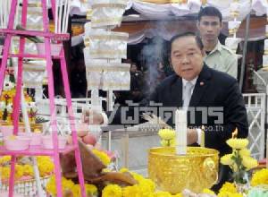 “บิ๊กป้อม” ไหว้วัดพระแก้วก่อนเข้า กห. ลั่นเร่งลดอาชญากรรม-มท.แห่รับ “อนุพงษ์”