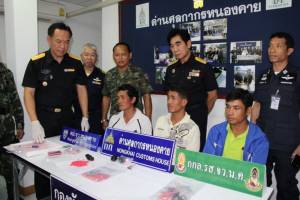 รวม 3 หนุ่มลาวซุกยาบ้า 3 พันเม็ดในทวารหนักคาด่านหนองคาย