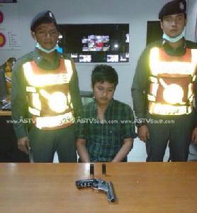โจ๋ตรังพกปืนขึ้นรถโดยสารเข้าภูเก็ต ถูก ตร.ท่าฉัตรไชยรวบคาด่าน