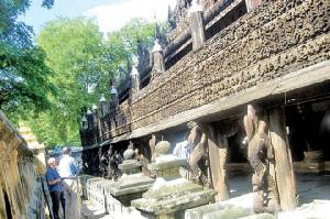 พม่าจ้างผู้เชี่ยวชาญตรวจเสาพระราชวังไม้สักทองมัณฑะเลย์ หลังปล่อยให้ปลวกแทะ
