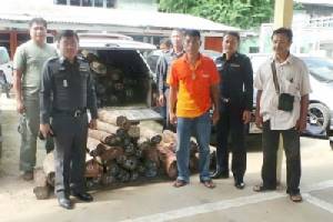 ขนไม้พะยูงแหกด่าน ตร.ไล่กวดทิ้งรถพร้อมของกลางกว่า 7 แสน
