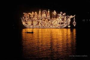 นครพนมจัดใหญ่ ประเพณี“ไหลเรือไฟ” รับออกพรรษาสุดอลังการ