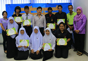 นศ.มรภ.ยะลาเจ๋งคว้า 8 รางวัล ออกแบบรถเข็นจำหน่ายอาหารได้มาตรฐานฮาลาล