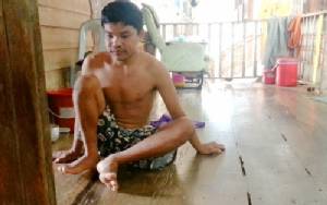 จวกรัฐเมินช่วยหนุ่มพิการสุโขทัย ถูกทิ้งให้พระเลี้ยงตามยถากรรม