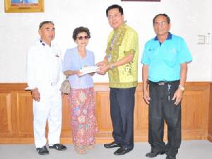 รพศ.วชิระภูเก็ต รับมอบเงินบริจาคสมทบทุนสร้างอาคารหลวงพ่อแช่ม