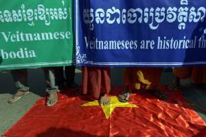 ขแมร์กรอมปักหลักประท้วงเผาธงชาติเวียดนามต่อเป็นวันที่ 2