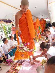 “ตักบาตรดอกไม้และล้างเท้าพระ” สัมผัสแง่งามประเพณีเป็นเอกลักษณ์แห่งสมุทรสาคร