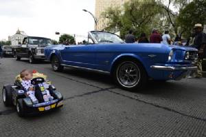 Classic car parade in Mexico sets world record