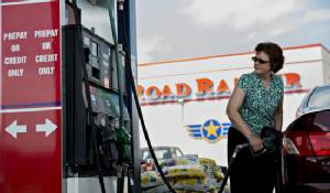 น้ำมันดิ่งต่ำสุดรอบ 18 เดือน หุ้นสหรัฐฯ-ทองคำปิดสวนทาง