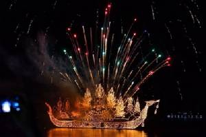 นักท่องเที่ยวแน่นริมโขงแห่ชมเรือไฟฯ “อ.โพนสวรรค์” ชนะเลิศด้านสวยงาม