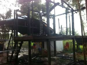 เครื่องทำน้ำเย็นเก่าทำไฟฟ้าลัดวงจร ไหม้กุฏิวอด 2 หลัง