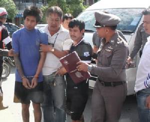 ตร.ปลอมตัวเป็นพ่อค้า รวบ 2 นักวิ่งราวทรัพย์คาตลาดสดท่าม่วง