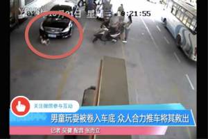 (คลิปฯ) จุดอันตราย! เด็กเล็กเดินเล่นในปั๊มน้ำมัน รถยนต์ทับ