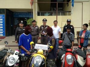 ตร.บางบ่อ รวบสองโจ๋ตระเวนลักจักรยานยนต์รวม 5 คัน