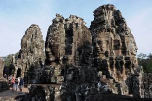 เขมรตามล่านักท่องเที่ยวกีวี ทุบพระพุทธรูปสลักในปราสาทบายน