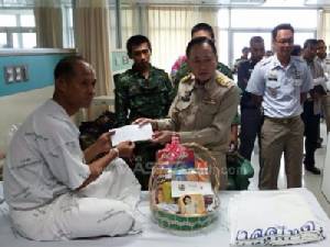 มอบเงินเยียวยาเหยื่อบึ้มสุไหงโก-ลก ด้าน “ร.ต.คุณานนท์” ยังไม่พ้นขีดอันตราย