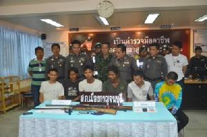 จับ 6 ผู้ต้องหาค้ายานรก อึ้งพบปืนปากกาใช้กับกระสุนเอ็ม 16 ครั้งแรกที่กาญจน์ (ชมคลิป)